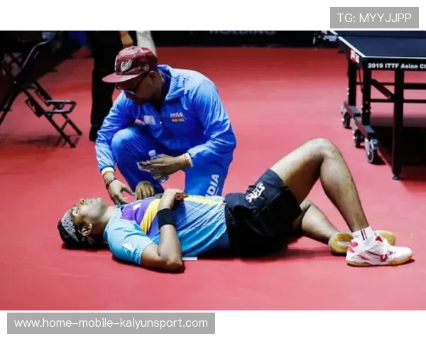 MMA旋转后拳精准命中，对手瞬间倒地