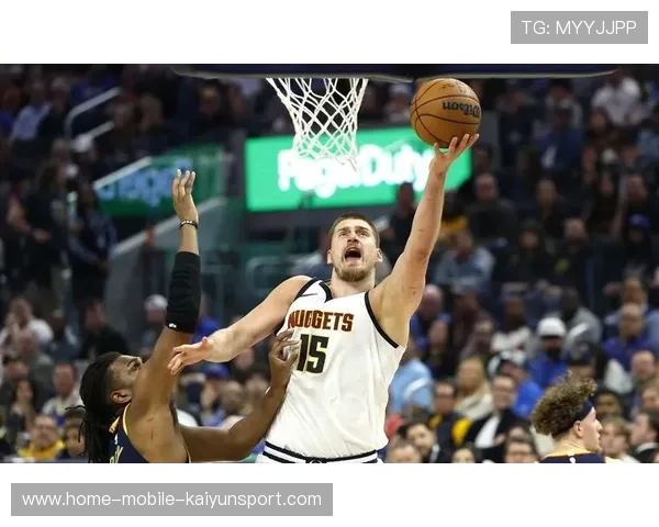 约基奇背后妙传助队友补篮,掘金全队合力取胜 约基奇背后妙传助队友补篮,掘金全队合力取胜